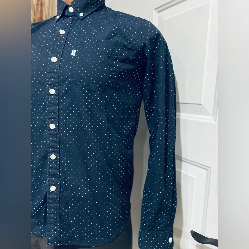 LEVI’S CLASSIC ONE POCKET SHIRT
Blue color size small pit to pit 20”